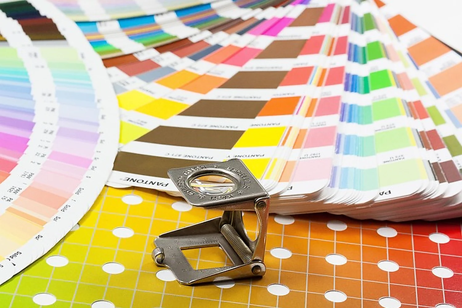 Druckkontrolle mit Lupe und CMYK-Farbkeil